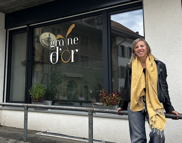 Photo de Laure assise en tailleur